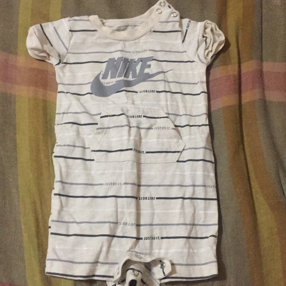 Nike short sleeve onesie 3m